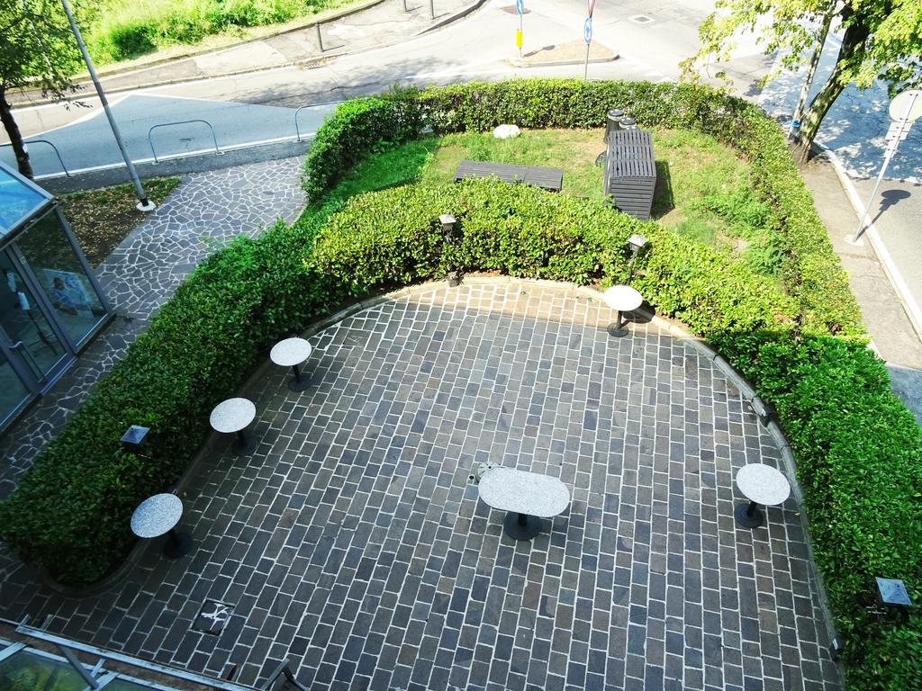 Victoria Hotels Carso Camnago Volta エクステリア 写真